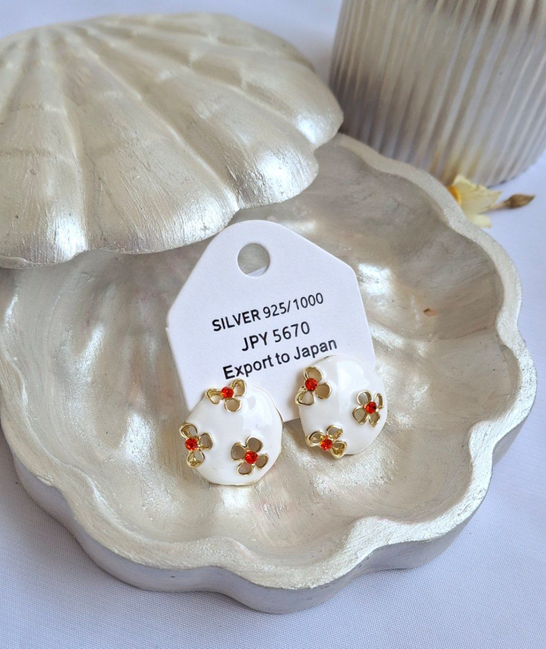 گوشواره سفید و شکوفه اناری